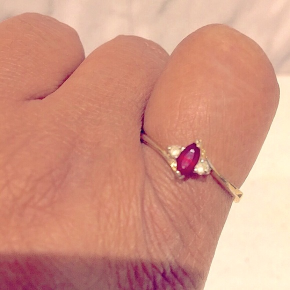 Jewelry - Ruby 18k with two side small diamond ring sz9—1.7g